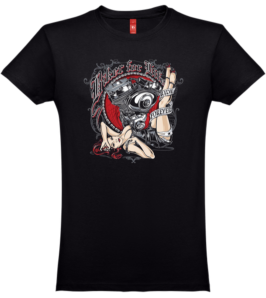 T-shirt manga curta preta.