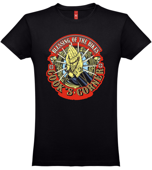 T-shirt manga curta preta.