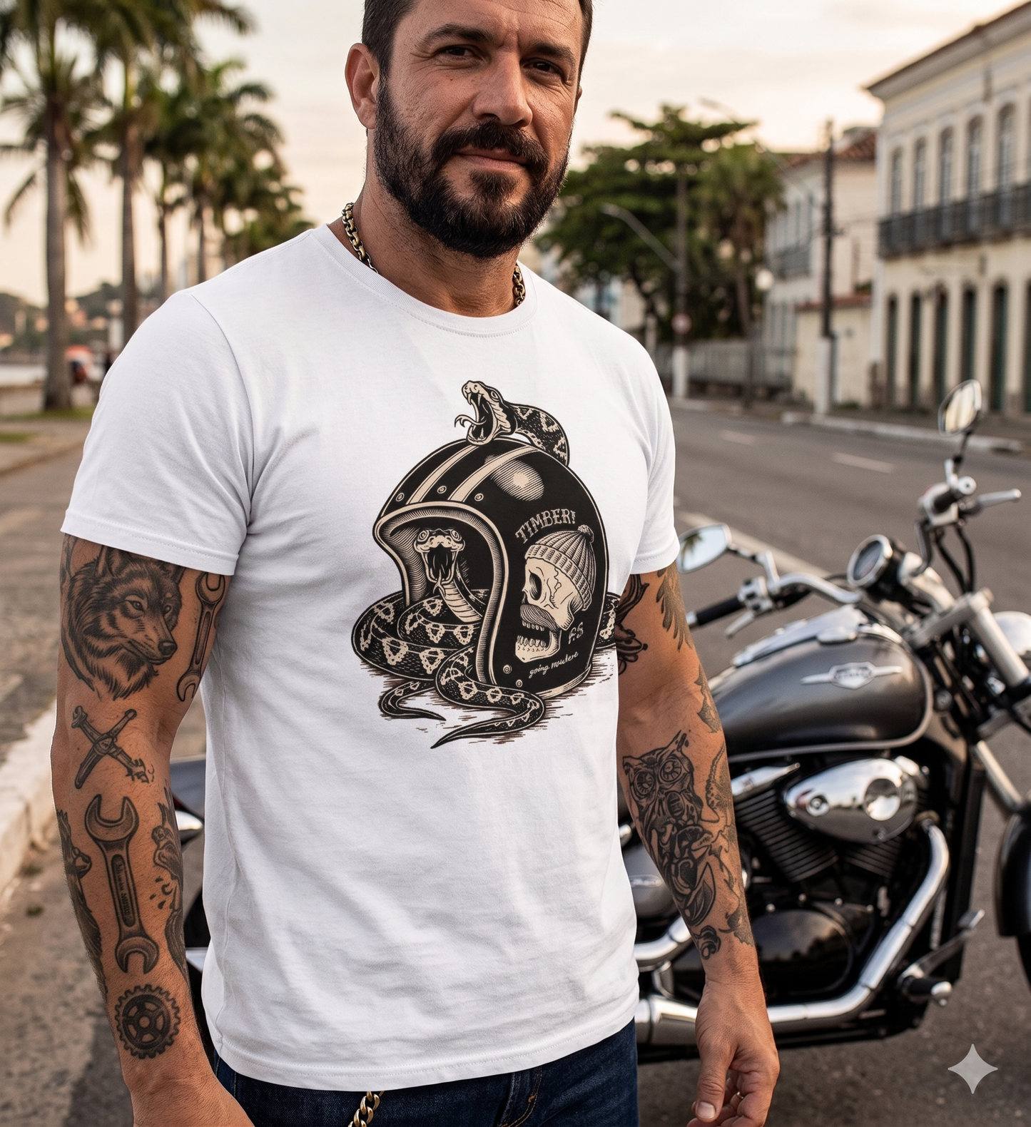 T-shirt manga curta branca.